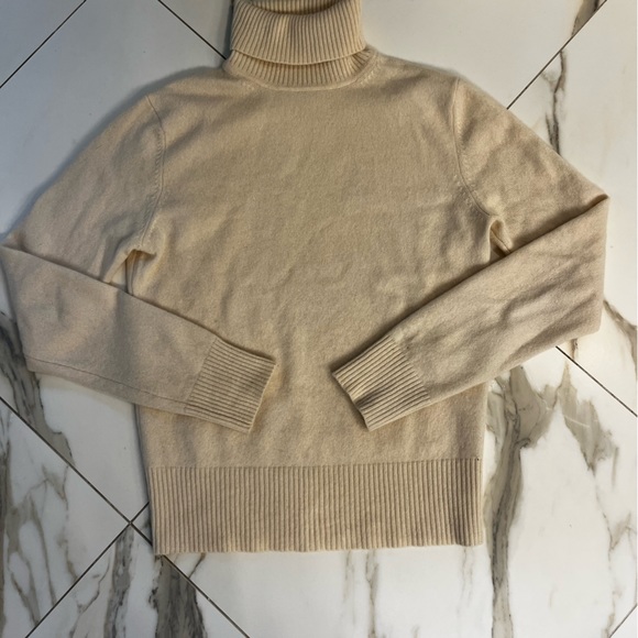 100% Cashmere Turtleneck - Picture 5 of 6